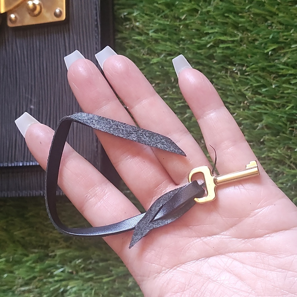 LV Clutch WITH Clutch Strap Clochette & Key! - Picture 12 of 17